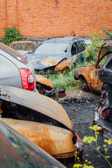 voitures brul&eacute;es dans une casse automobile. Carcasse de voiture abandonn&eacute;es. Ancien voiture dans un cimeti&egrave;re. Pollution de la consommation. Voitures accident&eacute;es. Danger de la route. V&eacute;hicule calcin&eacute;