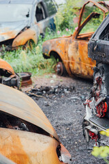 voitures brulées dans une casse automobile. Carcasse de voiture abandonnées. Ancien voiture dans...