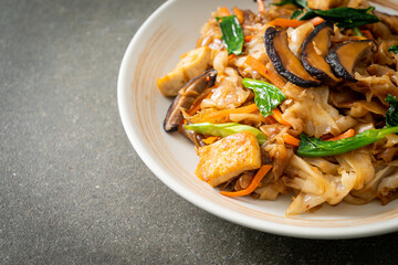 stir-fried noodles with tofu and vegetables