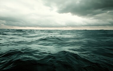 Obraz premium Moody Teal Ocean Under Stormy Gray Sky