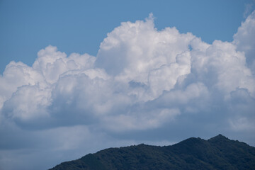 Obraz premium 発達した雲と山の風景