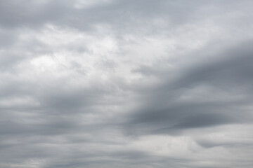 見上げると美しい曇り空	