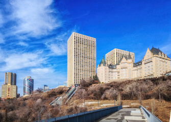 Obraz premium Edmonton's new funicular in the Saskatchewan River valley downtown.