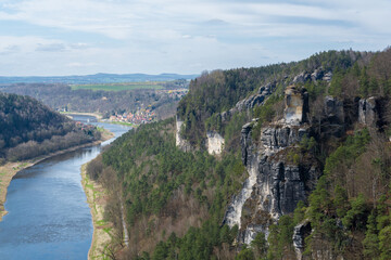 Panoramablick auf die Bastei und das Elbtal in der Sächsischen Schweiz