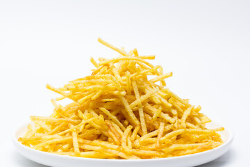 Plato de patatas fritas tipo paja con fondo blanco