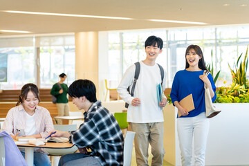 大学の学生ラウンジ　撮影協力：学校法人電波学園　東京電子専門学校