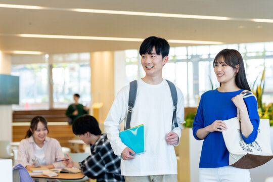 大学の学生ラウンジ　撮影協力：学校法人電波学園　東京電子専門学校