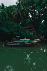 barco tailandes en el rio