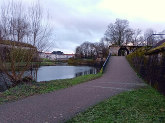 Der Saar-Altarm in Saarlouis im Saarland in Höhe der Vauban Insel mit Blick auf die Überreste der...