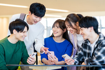 スマホを見る大学生　撮影協力：学校法人電波学園　東京電子専門学校