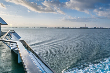 佐渡汽船の船上から見る早朝の新潟市