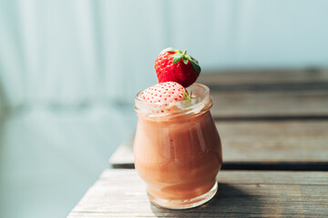 練乳がかかったいちご