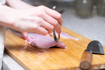 魚の骨を抜く女性の手