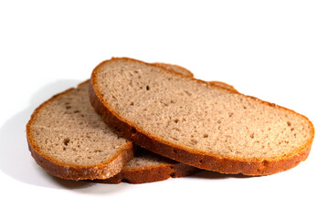 Schwarzbrotscheiben vor weißem Hintergrund