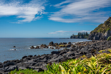 Panoramablick auf die Bucht von Caloura, Água de Pau (São Miguel, Azoren). Blaues Meer...