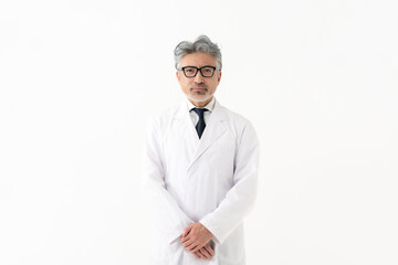 白衣の男性