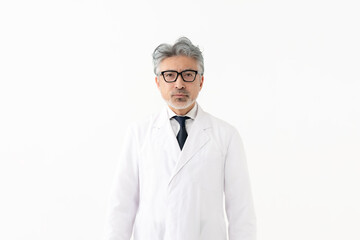 白衣の男性