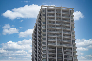 高層マンションと青空