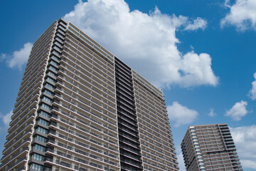 高層マンションと青空