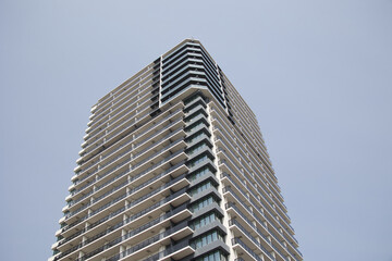 高層マンションと青空