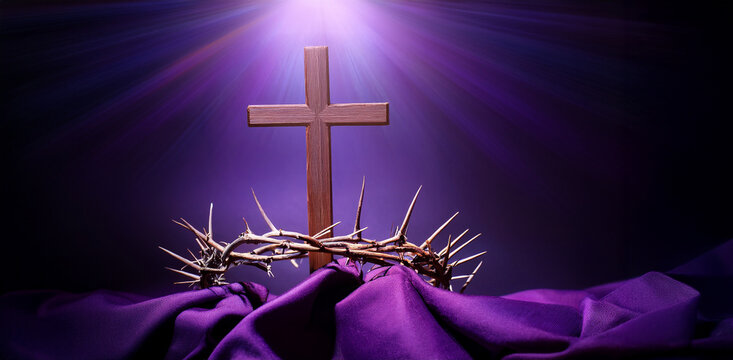 Una cruz de madera iluminada con luz divina con una corona de espinas sobre una t&uacute;nica morada representado la pasi&oacute;n y crucifixi&oacute;n de Jesucristo en Semana Santa