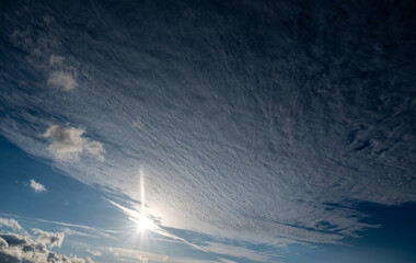 Schleierwolken am blauen Himmel