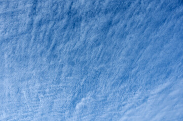 Schleierwolken am blauen Himmel