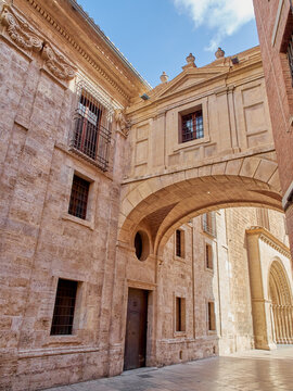 Arch over Barchilla street, Arc del carrer de la Barcella in Valencian. It connects the Archbishop's palace with the Cathedral. Valencia, Spain, Europe