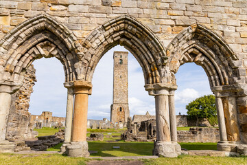 Obraz premium The ruins of St Andrews Cathedral overlook the sea, surrounded by ancient tombs and old stone walls. A peaceful, sacred place filled with religious history and timeless beauty. Endless architecture.