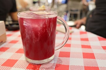 Verre de tinto de Verano, boisson typique à base de vin rouge, tonic et citron jaune, ville de...