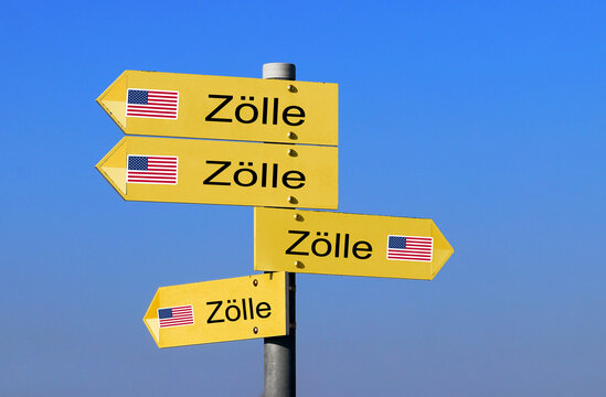 Schilder mit der Aufschrift Zölle und der USA Fahne die in verschiedene Richtungen zeigen