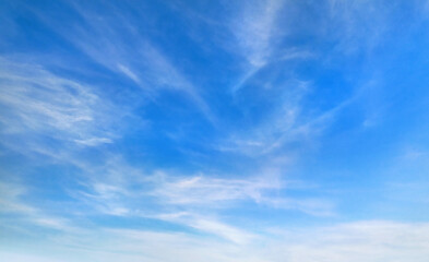 Obraz premium A clear blue sky with a few clouds