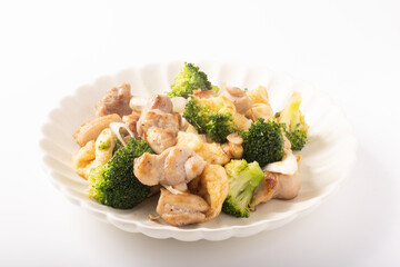 鶏もも肉とブロッコリーと油揚げのねぎ塩炒め