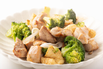 鶏もも肉とブロッコリーと油揚げのねぎ塩炒め