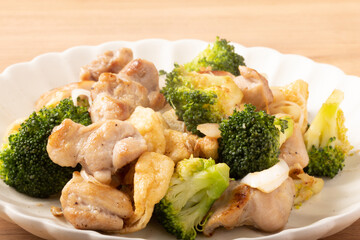 鶏もも肉とブロッコリーと油揚げのねぎ塩炒め