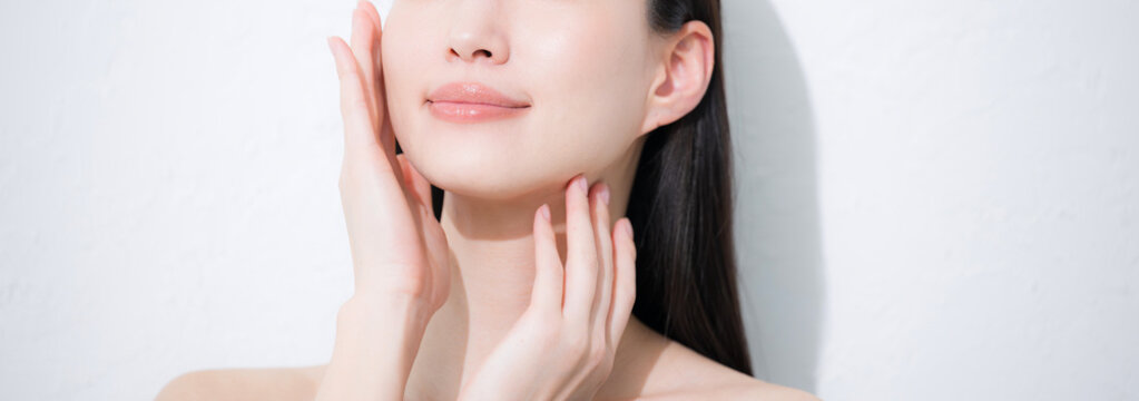 若い女性の艶と素肌感が美しい手を添えるビューティーイメージの顔無しバナー