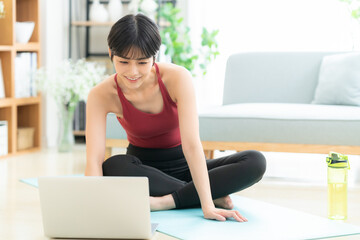 リビングでヨガをする若い女性