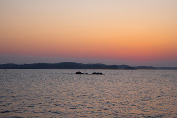 It's a late afternoon sea with a beautiful red sunset.붉은 노을이 아름다운 늦은오후의 바다입니다.