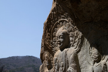 This is a rock-carved Buddha statue.바위에 부처님의 모습을 조각한 마애불입니다.