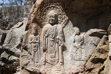 This is a rock-carved Buddha statue.바위에 부처님의 모습을 조각한 마애불입니다.