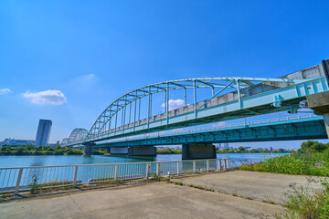 東京都大田区多摩川2丁目の河川敷から多摩川に架かる多摩川大橋と多摩川専用橋を見る