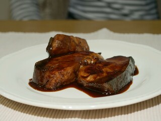 食卓のブリの照り焼き