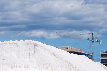 Obraz premium Salt mountains with tower crane in the Santa Pola salt pans
