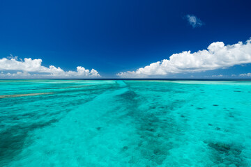 エメラルドグリーンの海と雲　沖縄　宮古島