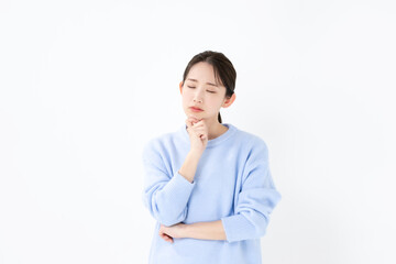 悩む女性