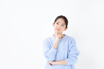 悩む女性
