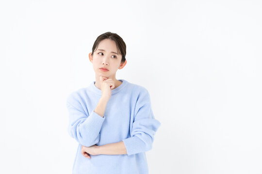 悩む女性