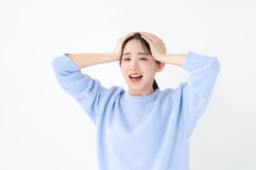 頭を抱える女性