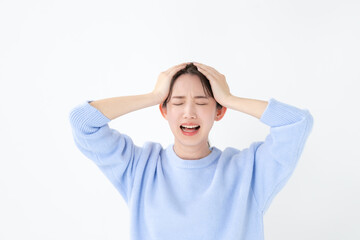 頭を抱える女性