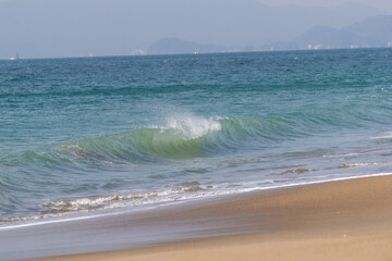 打ち寄せる美しい波